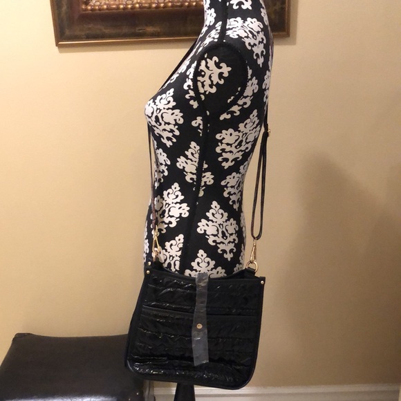 🍐 Puffy lightweight nylon messenger bag, wide abstract strap, gold tone clip - Picture 2 of 15